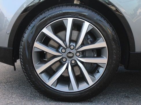 Certified 2025 Land Rover Discovery Dynamic SE image 11