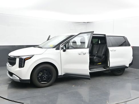 Used 2025 Kia Carnival FWD image 56