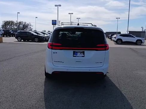 Used 2025 Chrysler Pacifica Limited image 7