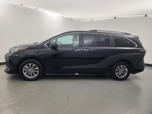Used 2024 Toyota Sienna XLE image 7