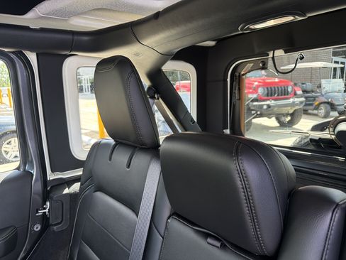 Used 2022 Jeep Wrangler Unlimited Sahara w/ LED Lighting Group AWD/4WD image 29