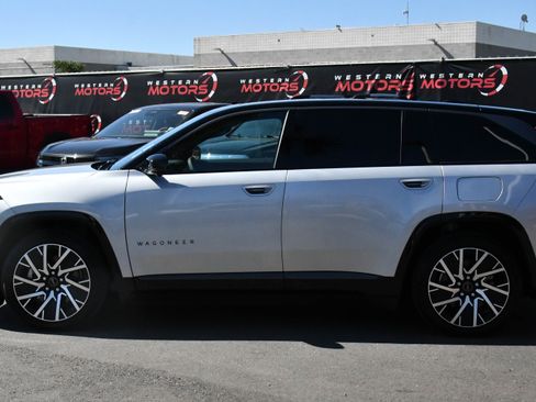 Used 2025 Jeep Wagoneer S Limited AWD/4WD image 4