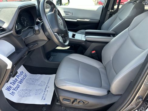 Certified 2025 Toyota Sienna XLE FWD image 17