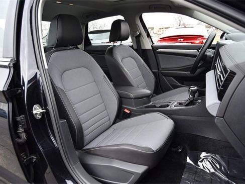 Certified 2025 Volkswagen Jetta SE w/ Sunroof Package image 21