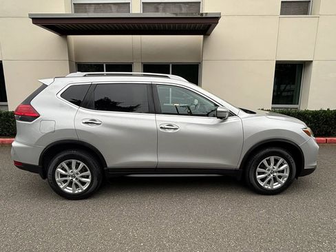 Used 2017 Nissan Rogue SV w/ SV Premium Package image 2