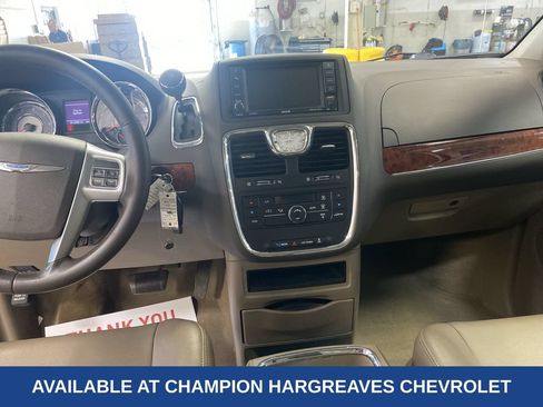 Used 2013 Chrysler Town & Country Touring FWD image 27