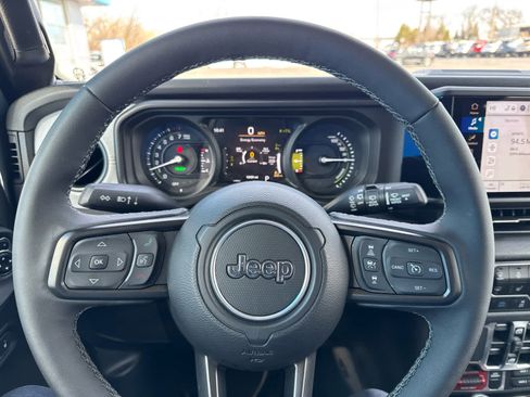 Used 2025 Jeep Wrangler Willys image 21