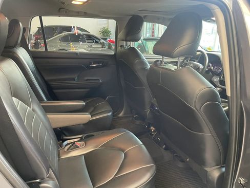 Used 2021 Toyota Highlander XLE AWD/4WD image 24