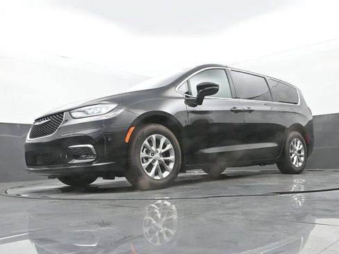 Used 2026 Chrysler Pacifica Limited FWD image 12