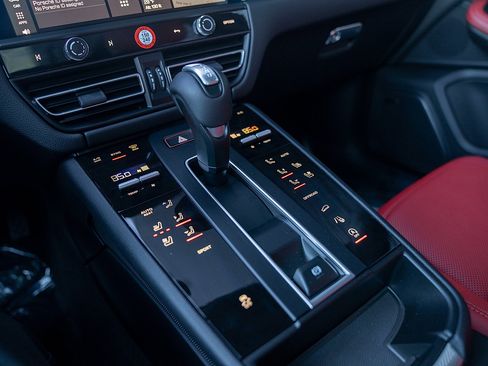 Used 2025 Porsche Macan image 14