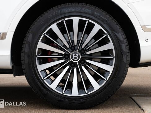 Used 2025 Bentley Bentayga image 9