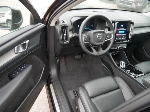 Certified 2025 Volvo XC40 B5 Plus AWD/4WD image 10