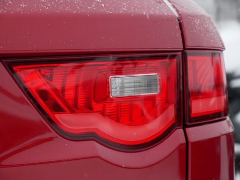 Used 2018 Jaguar F-PACE Premium image 11