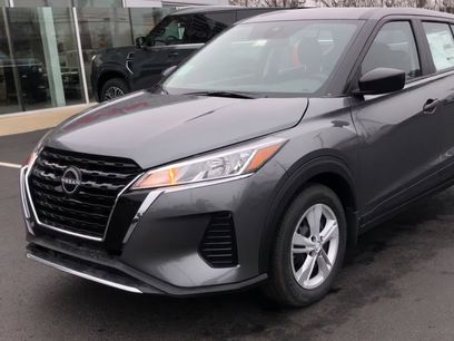 New 2025 Nissan Kicks Play S