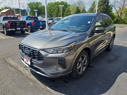 Used 2023 Ford Escape ST-Line w/ Tech Pack #1 AWD/4WD image 4