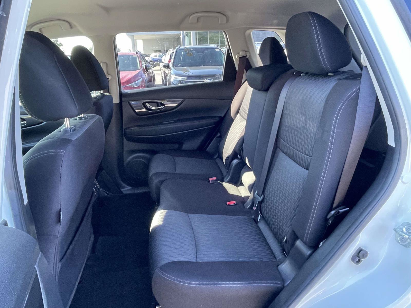 Used 2020 Nissan Rogue SV FWD image 3