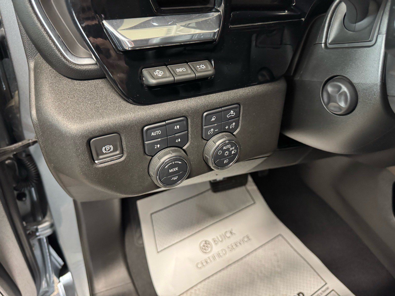 Used 2024 Chevrolet Silverado 1500 High Country w/ High Country Premium Package AWD/4WD image 18
