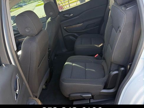 Used 2023 GMC Acadia SLE w/ Driver Convenience Package FWD image 8