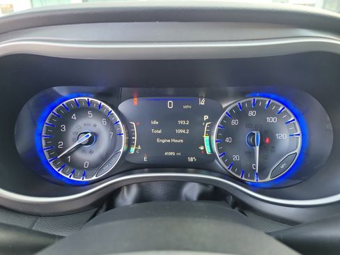 Used 2024 Chrysler Pacifica Touring-L image 24