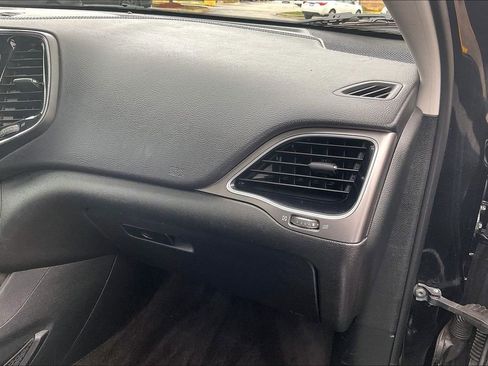 Used 2019 Jeep Cherokee Limited image 18