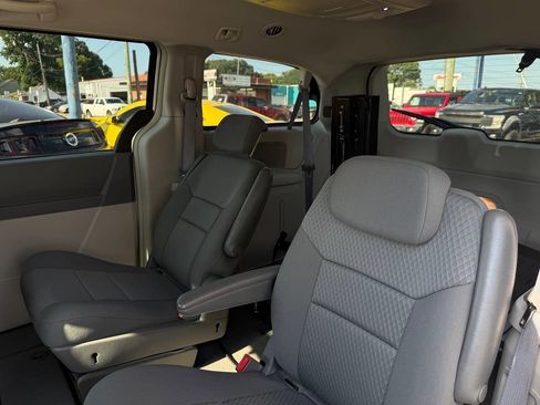 Used 2010 Chrysler Town & Country Touring image 20