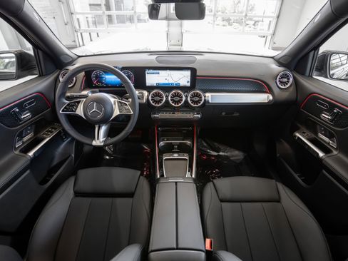 Used 2024 Mercedes-Benz GLB 250 GLB 250 w/ Exclusive Package image 8