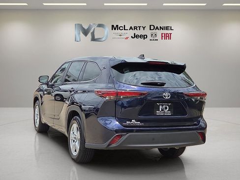 Used 2025 Toyota Highlander LE FWD image 4