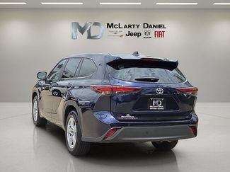 Used 2025 Toyota Highlander LE FWD video 4