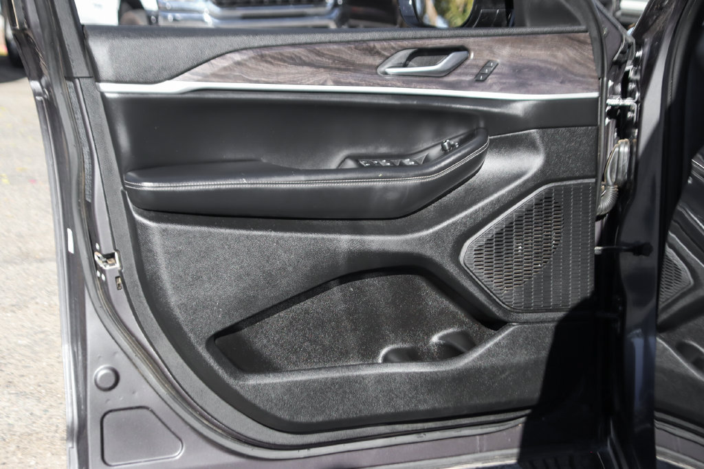 Used 2023 Jeep Grand Cherokee L Limited AWD/4WD image 16
