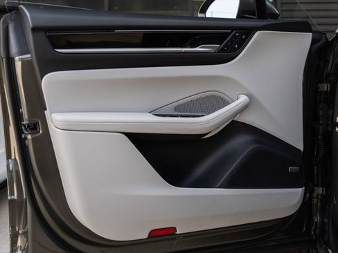 Certified 2025 Porsche Macan 4 Electric AWD/4WD image 18