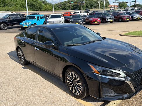 Used 2025 Nissan Altima 2.5 SV w/ SV Premium Package FWD image 3