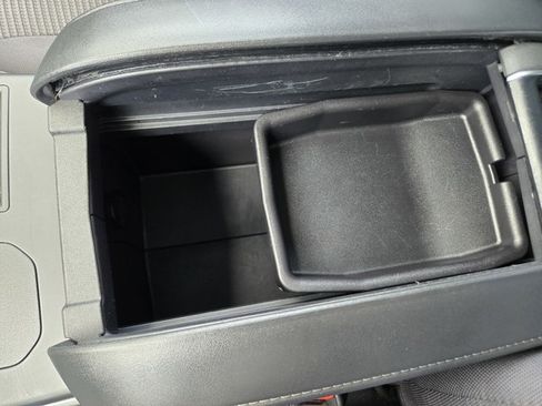 Used 2025 Toyota Highlander LE FWD image 12