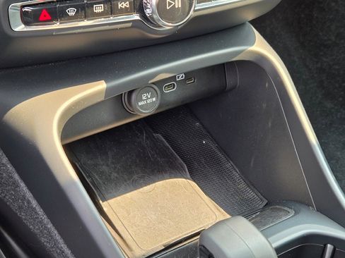 Used 2024 Volvo XC40 B5 Core image 29