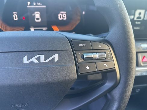 New 2025 Kia K4 LXS image 25