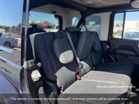 Used 2025 Jeep Wrangler Unlimited Sahara AWD/4WD image 13