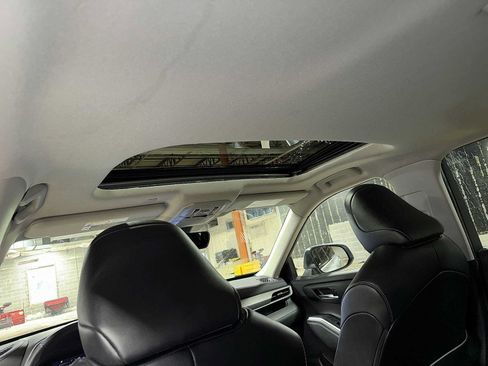 Used 2022 Toyota Highlander XLE AWD/4WD image 25