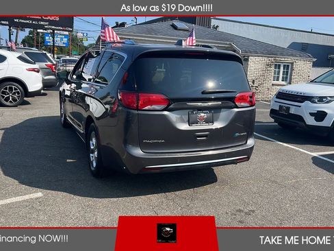 Used 2019 Chrysler Pacifica Touring-L FWD image 3