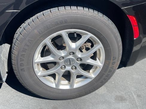 Used 2023 Chrysler Pacifica Touring-L FWD image 3