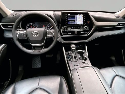 Used 2022 Toyota Highlander XLE FWD image 16