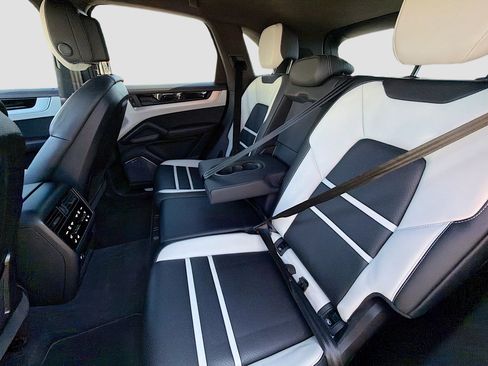 Used 2024 Porsche Cayenne Turbo image 20