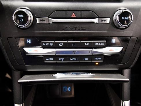 Used 2020 Ford Explorer XLT w/ Equipment Group 202A image 25