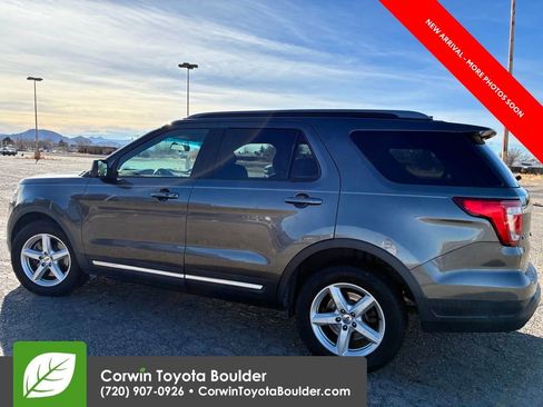 Used 2018 Ford Explorer XLT image 3