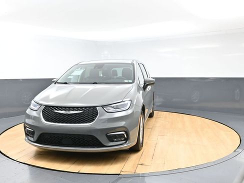 Used 2023 Chrysler Pacifica Touring-L FWD image 5