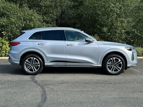 Certified 2025 Audi Q5 Premium w/ Convenience Package AWD/4WD image 4