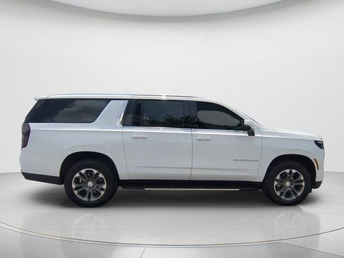 Used 2025 Chevrolet Suburban LT w/ Comfort Package AWD/4WD image 4