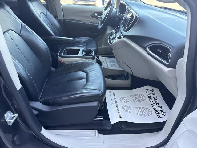 Used 2022 Chrysler Pacifica Touring-L FWD image 49