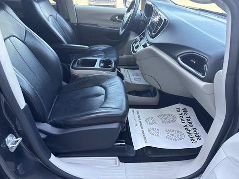 Used 2022 Chrysler Pacifica Touring-L FWD image 49