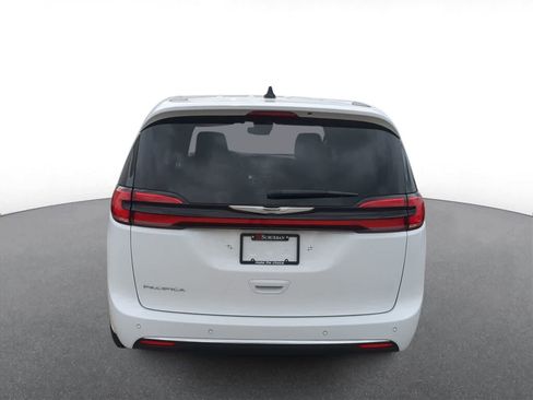 Used 2023 Chrysler Pacifica Touring-L FWD image 7