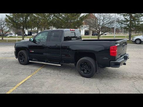 Used 2018 Chevrolet Silverado 1500 LT w/ Midnight Edition image 32