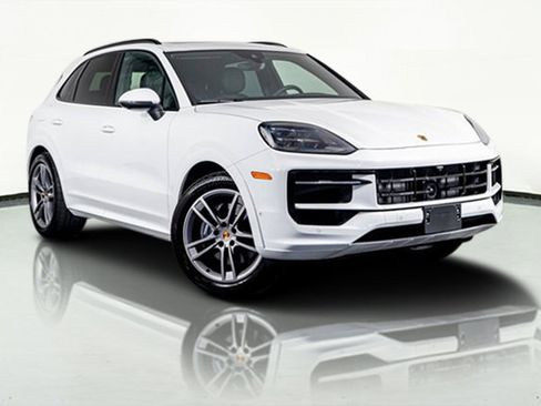 Used 2025 Porsche Cayenne image 4
